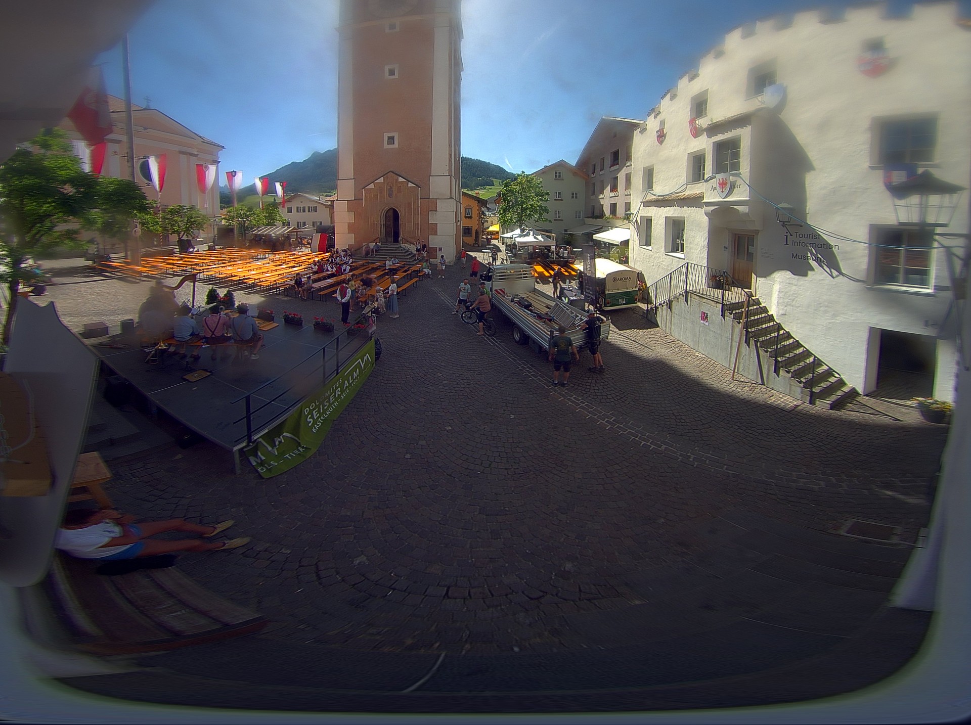 Archiv Foto Webcam Dorfplatz Kastelruth, Südtirol