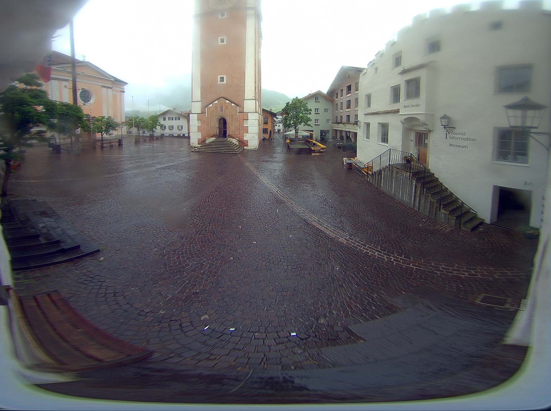 Archiv Foto Webcam Dorfplatz Kastelruth, Südtirol