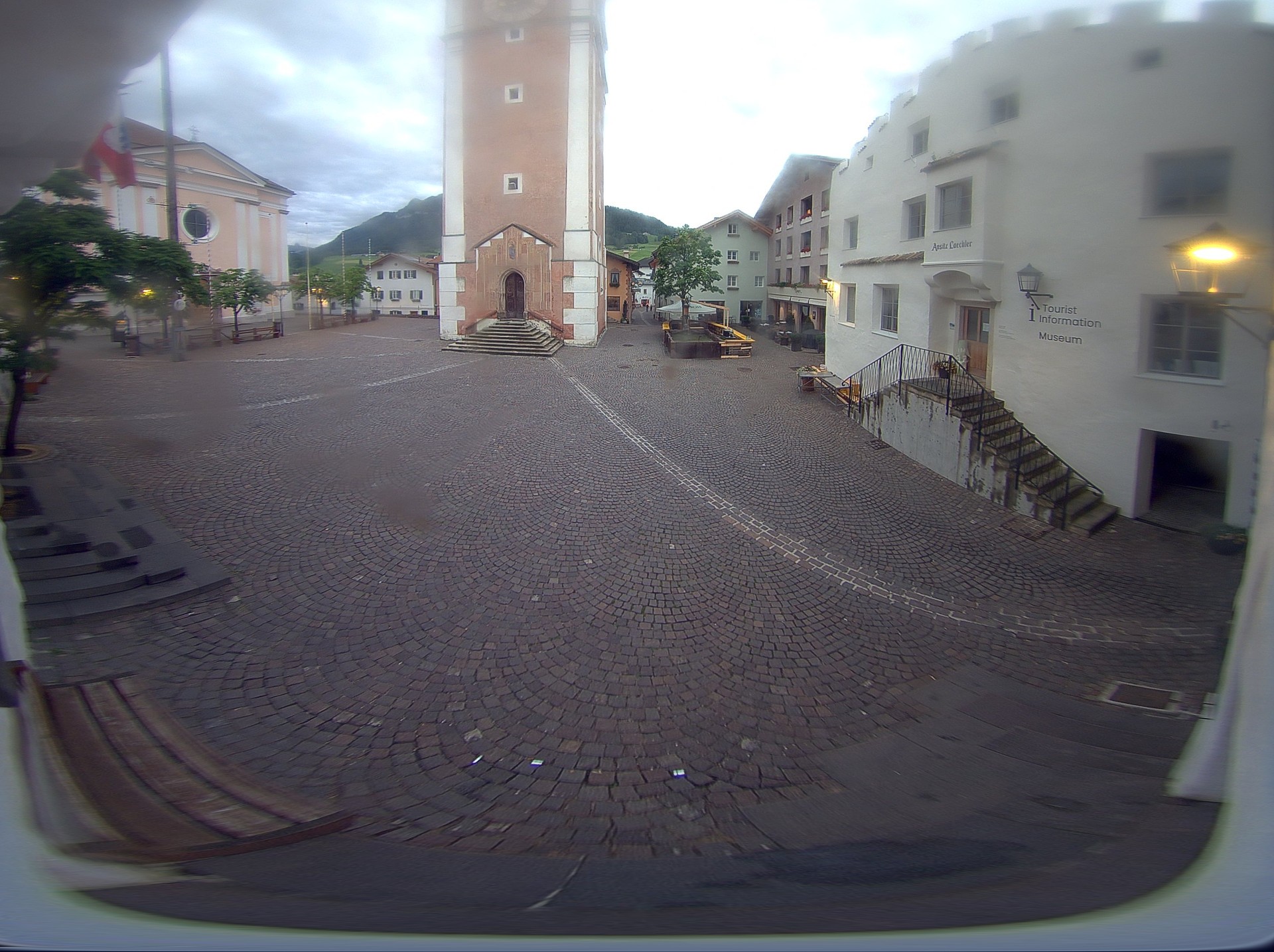 Archiv Foto Webcam Dorfplatz Kastelruth, Südtirol