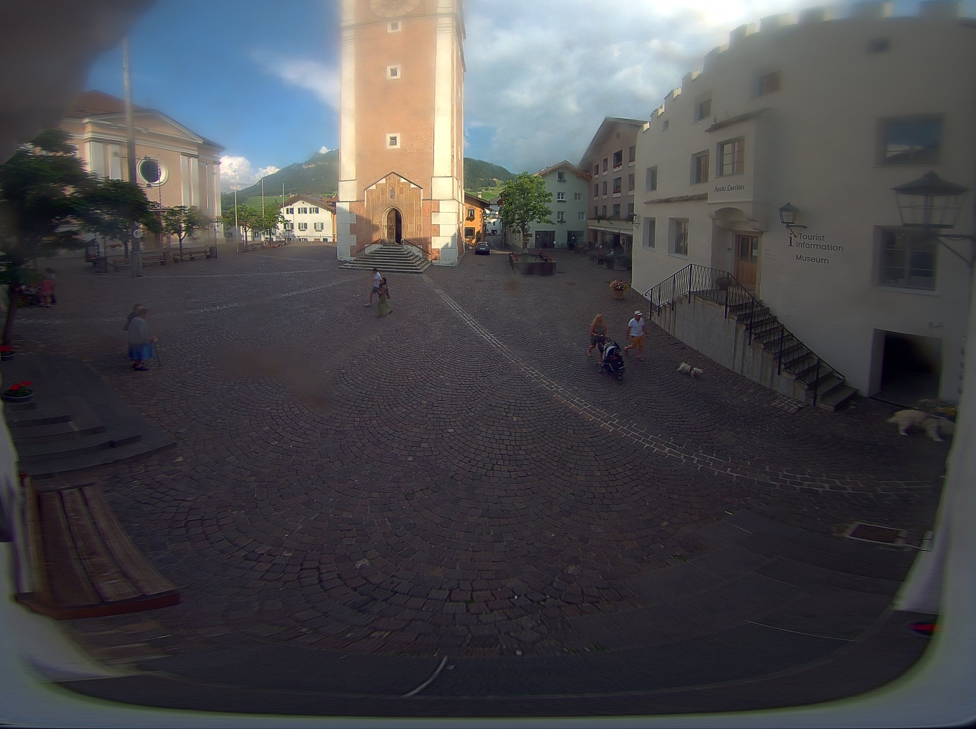 Archiv Foto Webcam Dorfplatz Kastelruth, Südtirol