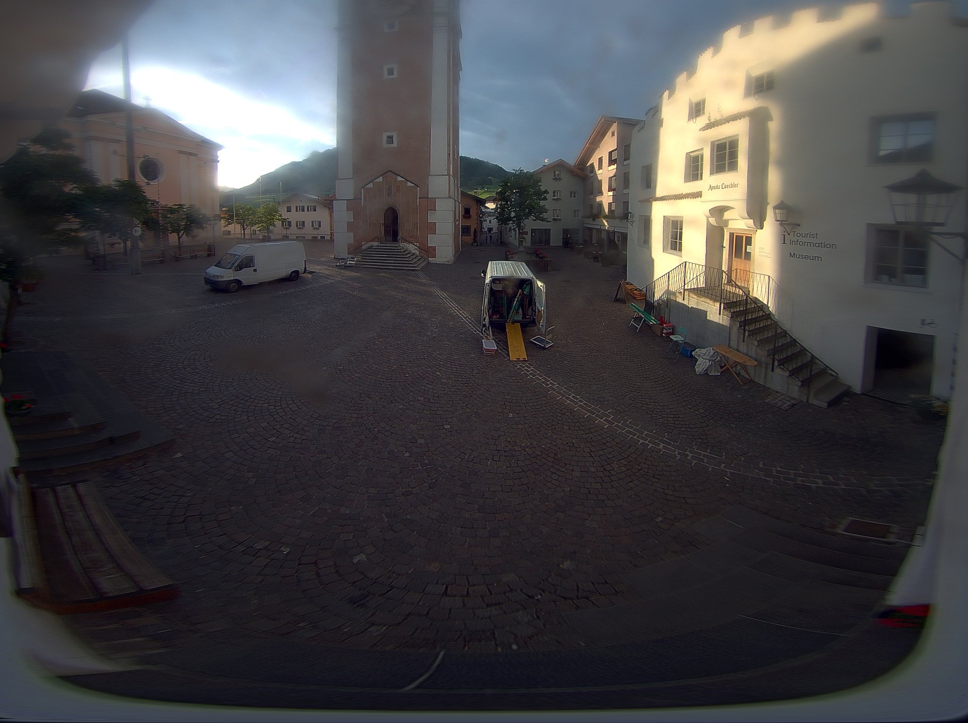 Archiv Foto Webcam Dorfplatz Kastelruth, Südtirol