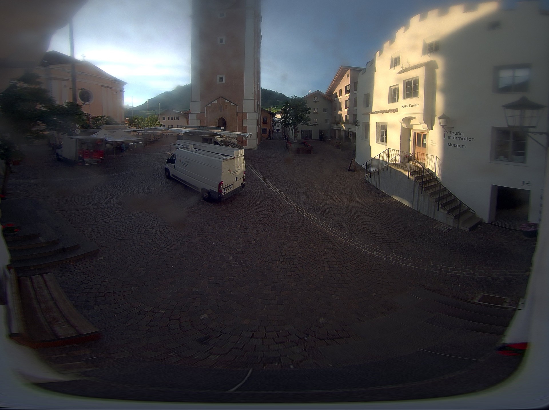 Archiv Foto Webcam Dorfplatz Kastelruth, Südtirol