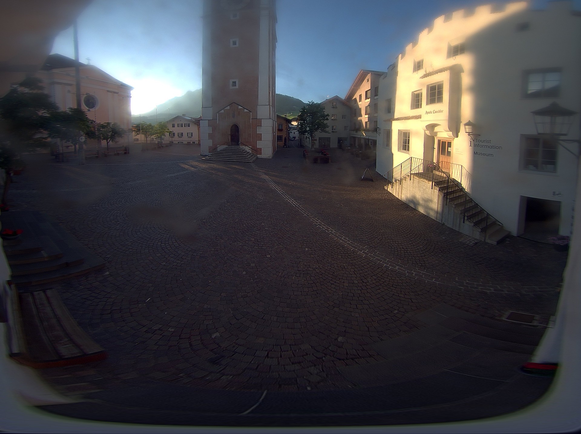 Archiv Foto Webcam Dorfplatz Kastelruth, Südtirol