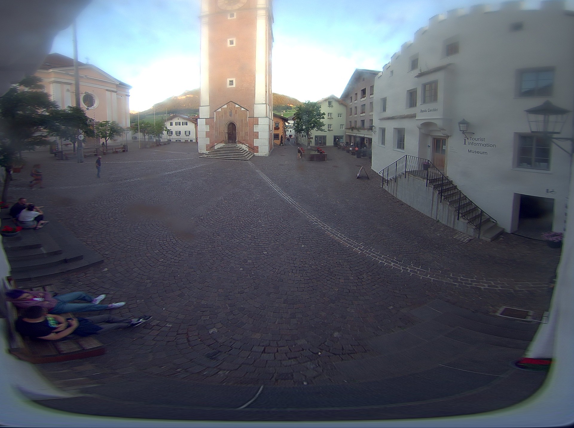 Archiv Foto Webcam Dorfplatz Kastelruth, Südtirol