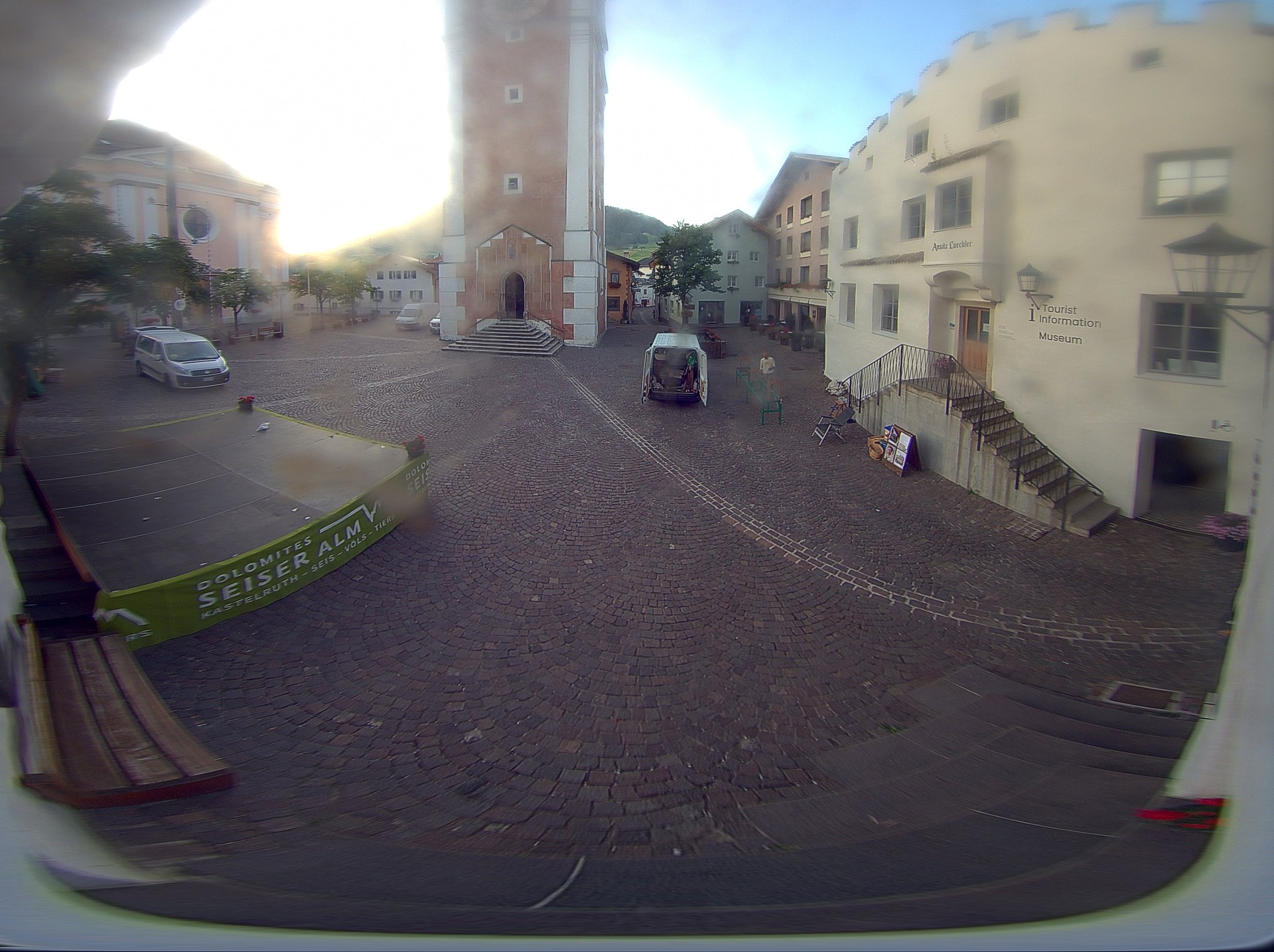 Archiv Foto Webcam Dorfplatz Kastelruth, Südtirol