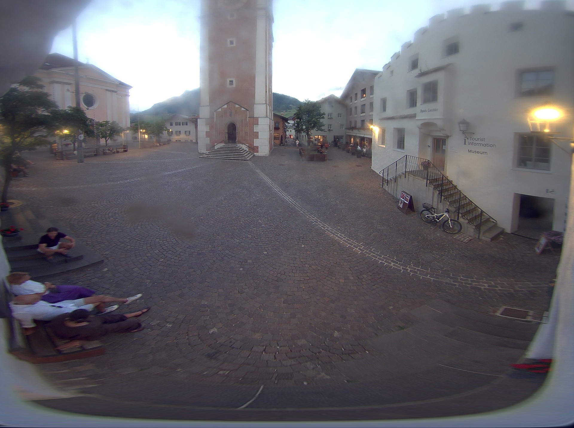 Archiv Foto Webcam Dorfplatz Kastelruth, Südtirol