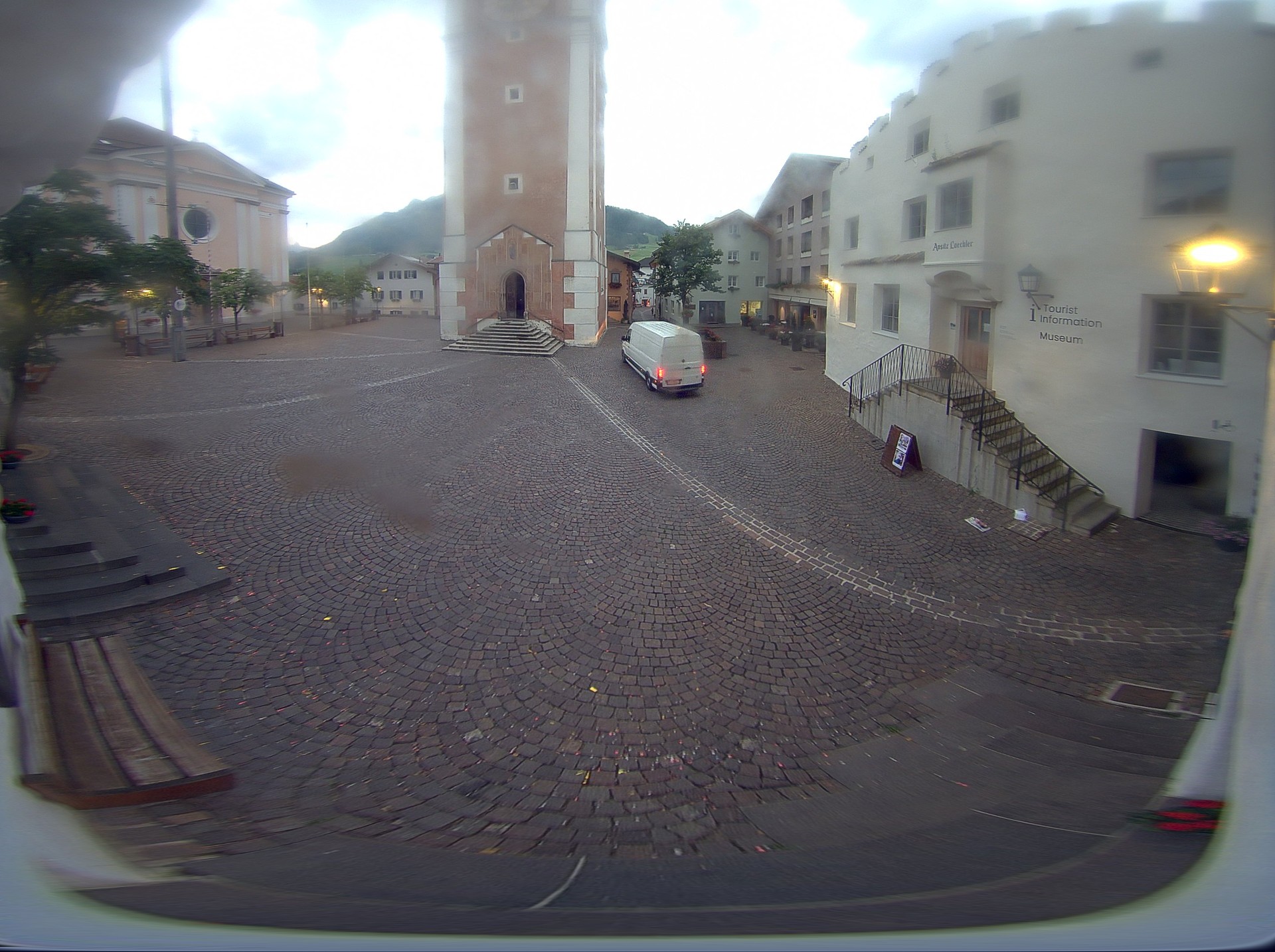 Archiv Foto Webcam Dorfplatz Kastelruth, Südtirol