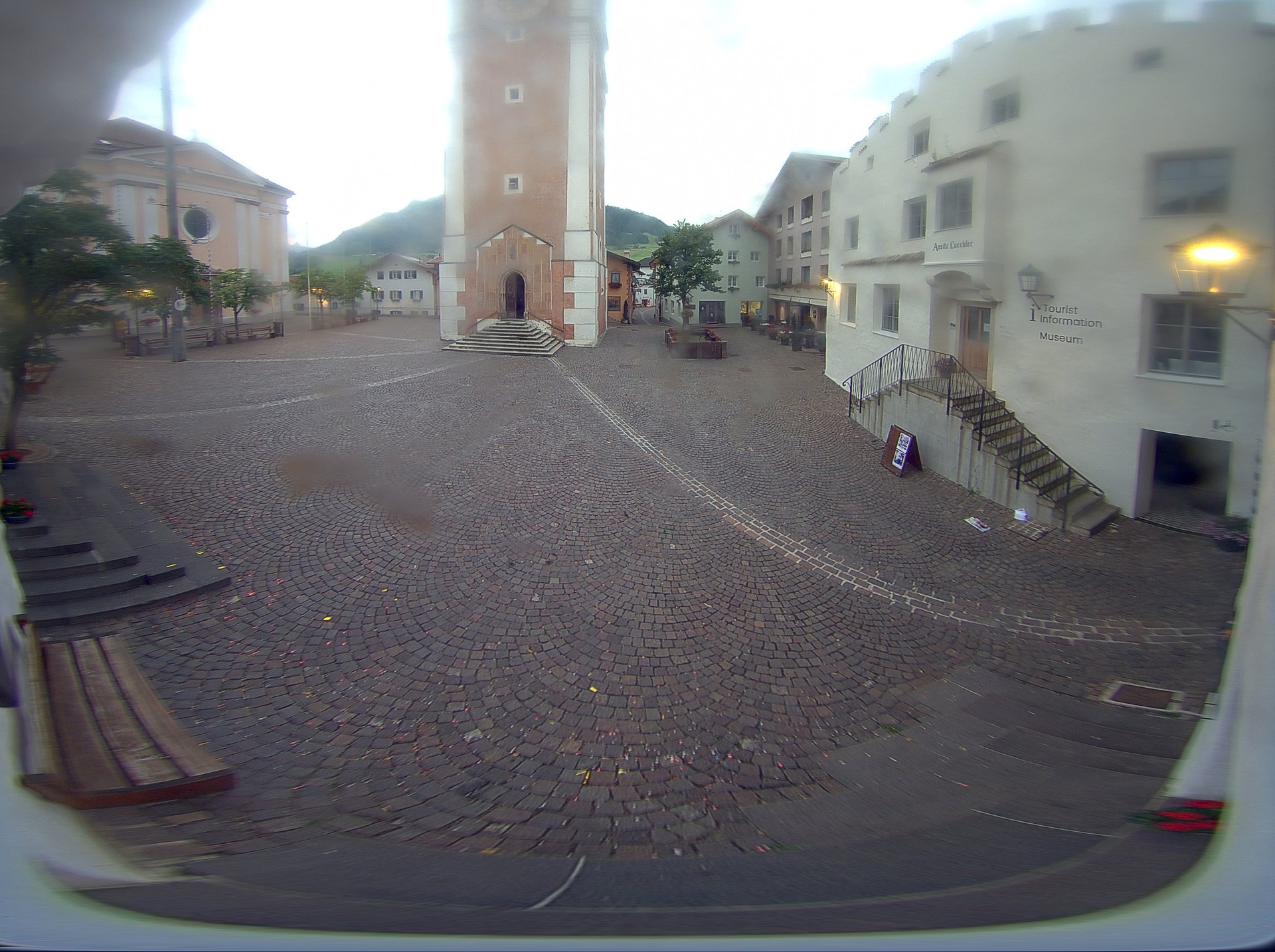 Archiv Foto Webcam Dorfplatz Kastelruth, Südtirol