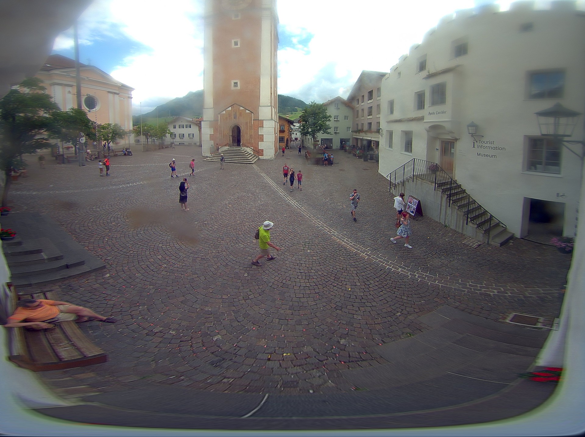 Archiv Foto Webcam Dorfplatz Kastelruth, Südtirol