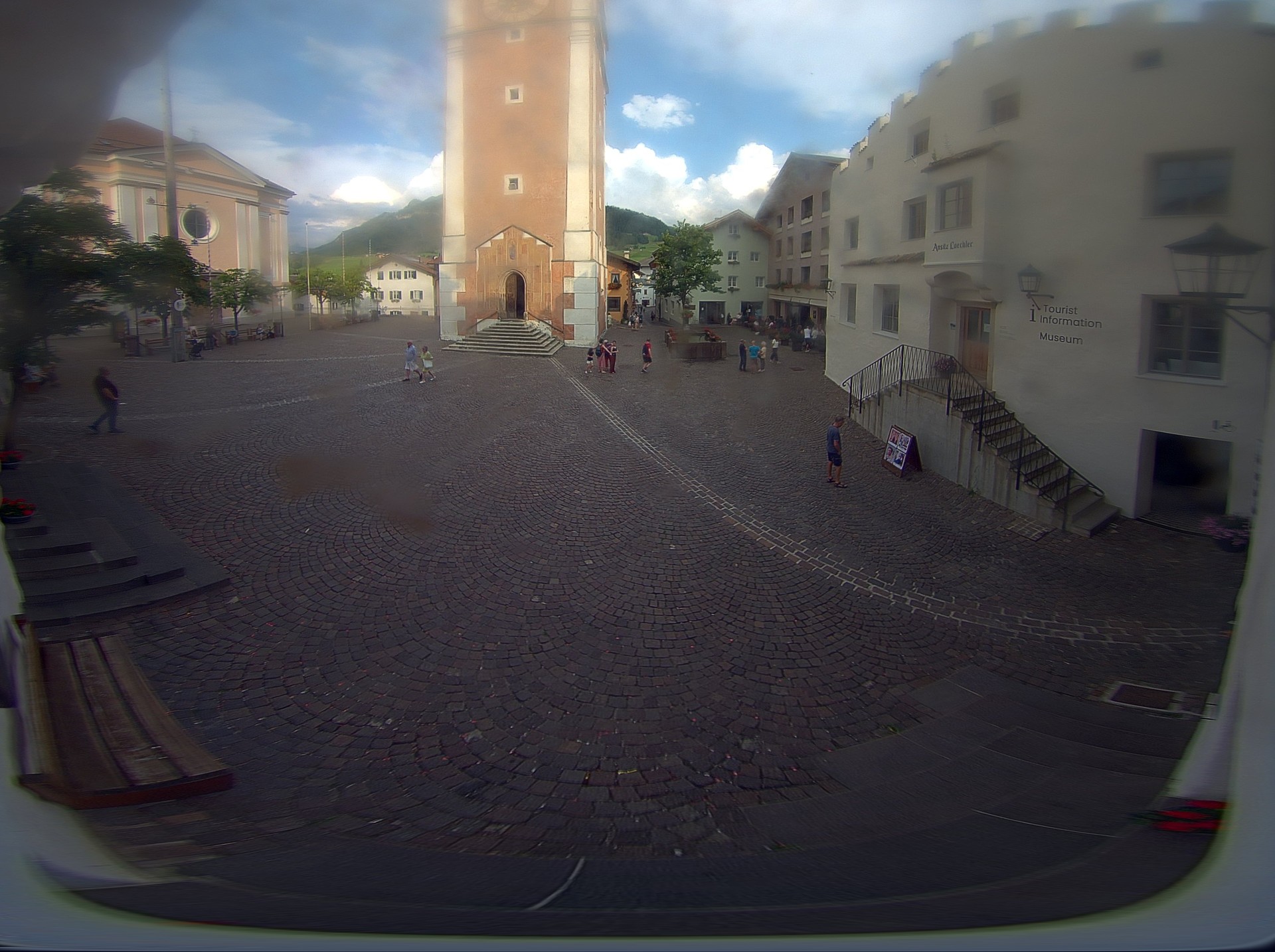 Archiv Foto Webcam Dorfplatz Kastelruth, Südtirol