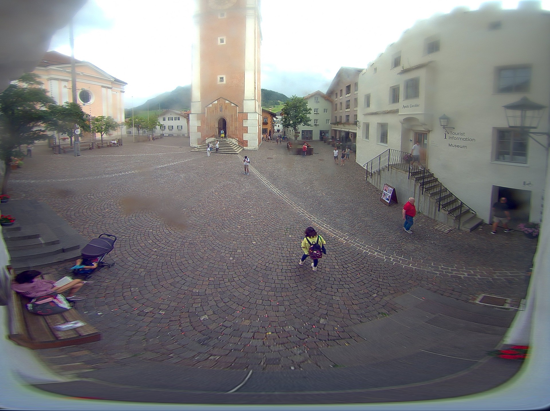 Archiv Foto Webcam Dorfplatz Kastelruth, Südtirol
