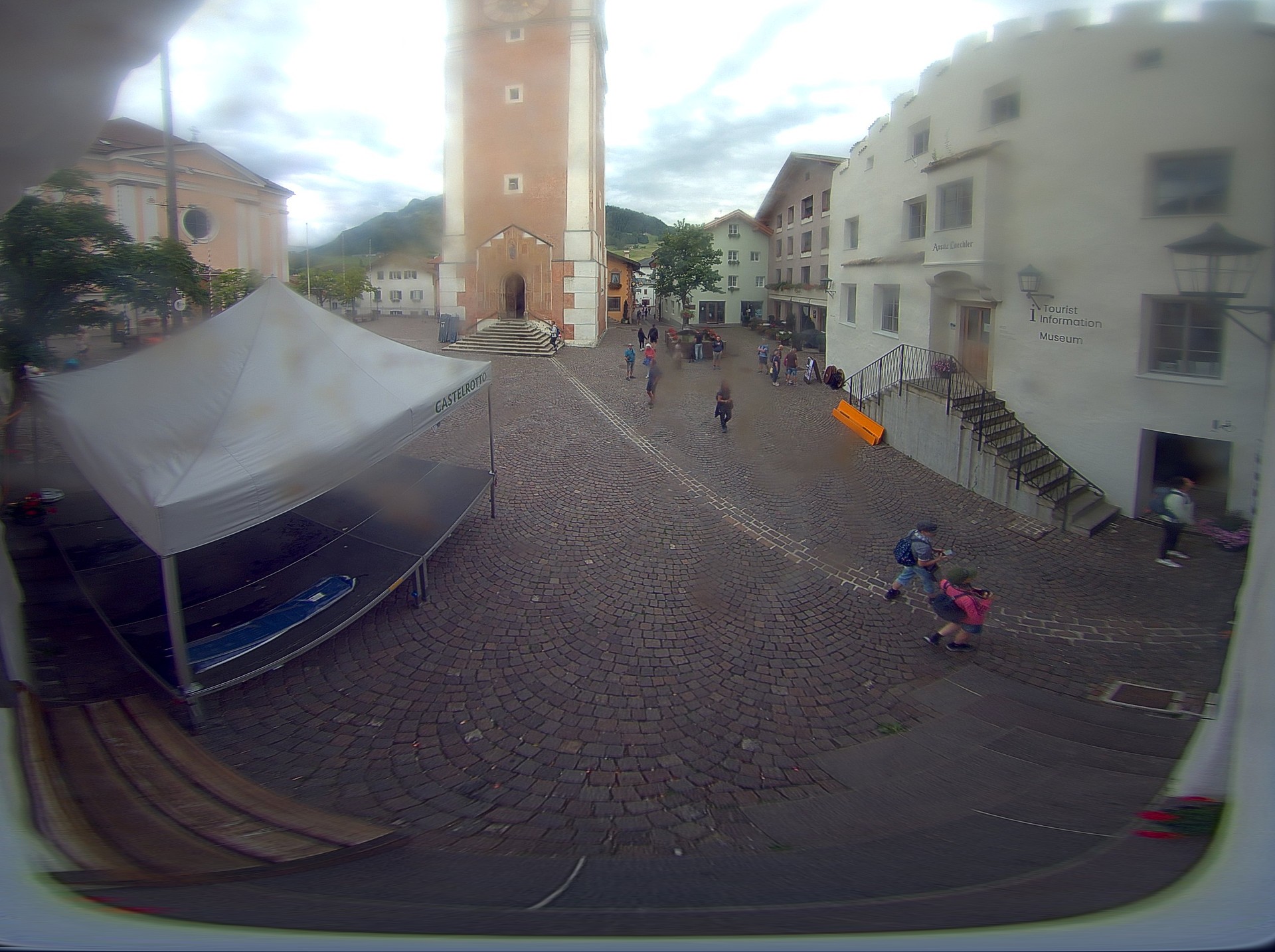 Archiv Foto Webcam Dorfplatz Kastelruth, Südtirol