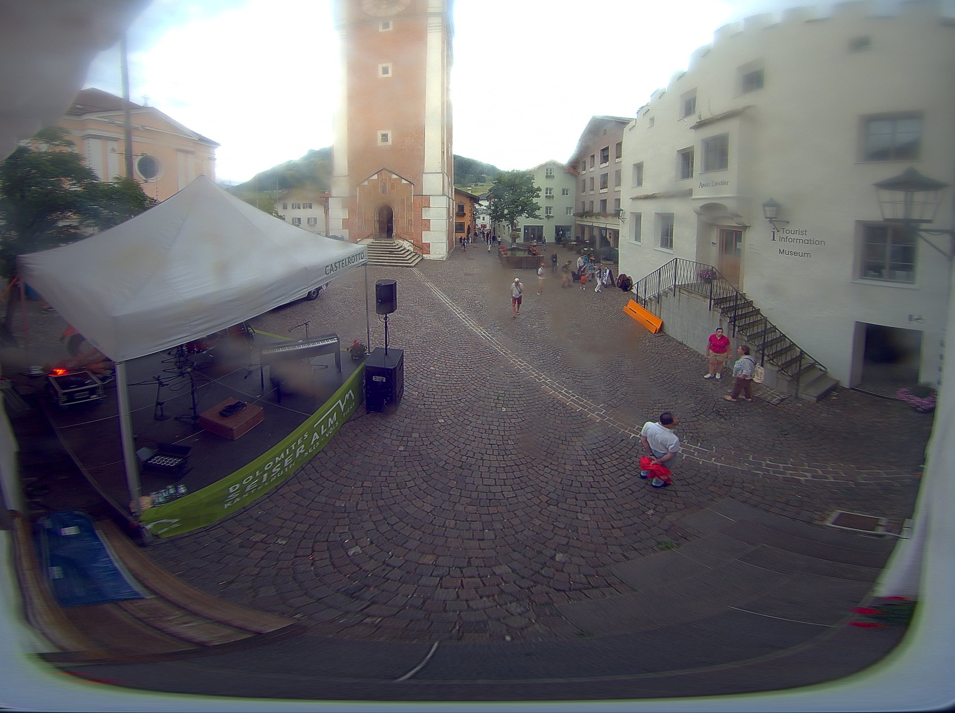 Archiv Foto Webcam Dorfplatz Kastelruth, Südtirol