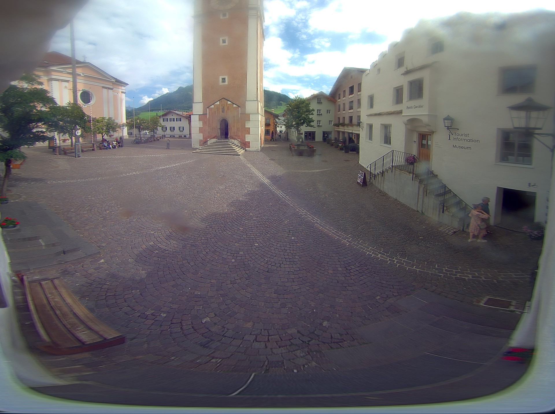 Archiv Foto Webcam Dorfplatz Kastelruth, Südtirol