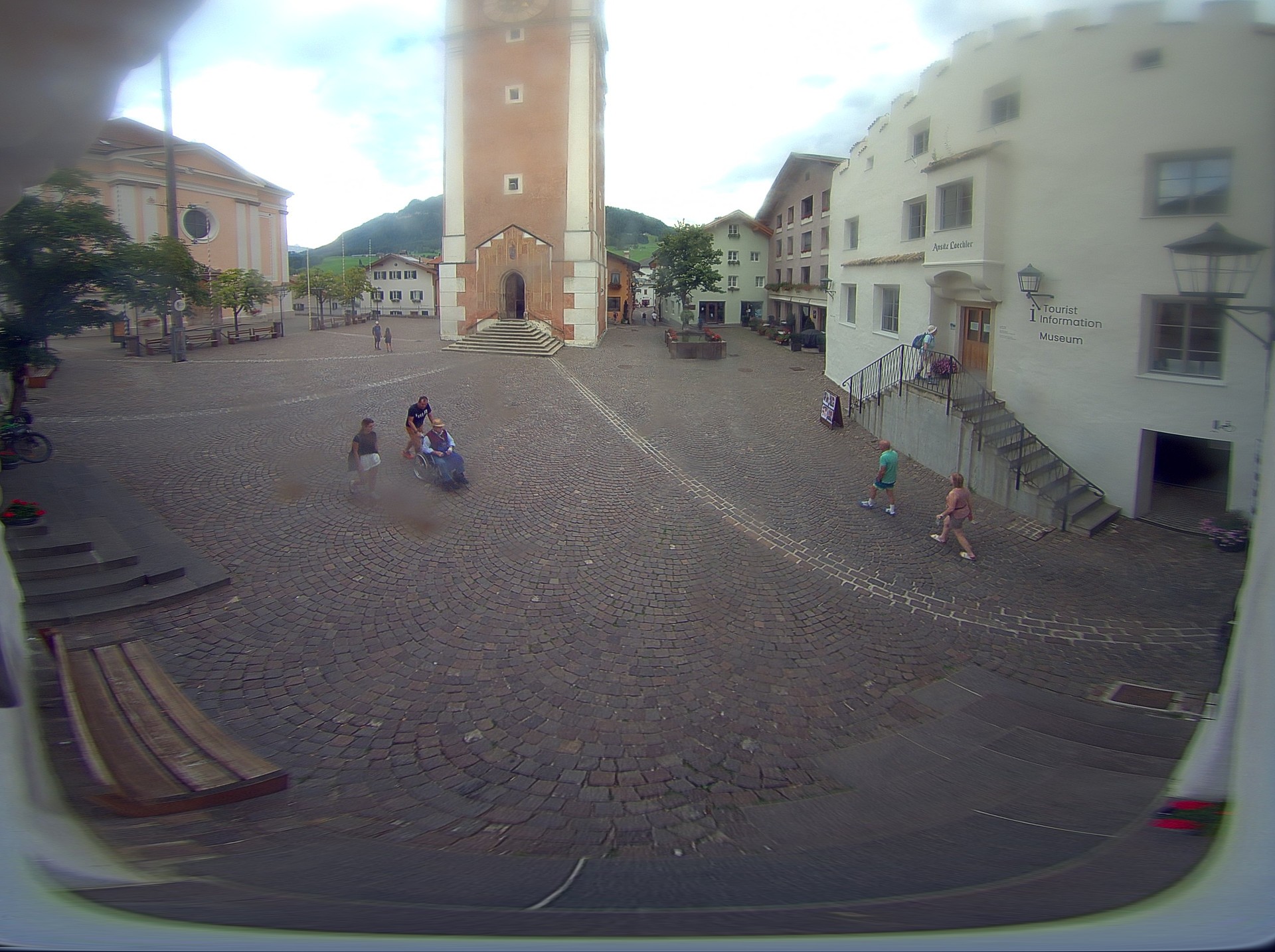 Archiv Foto Webcam Dorfplatz Kastelruth, Südtirol