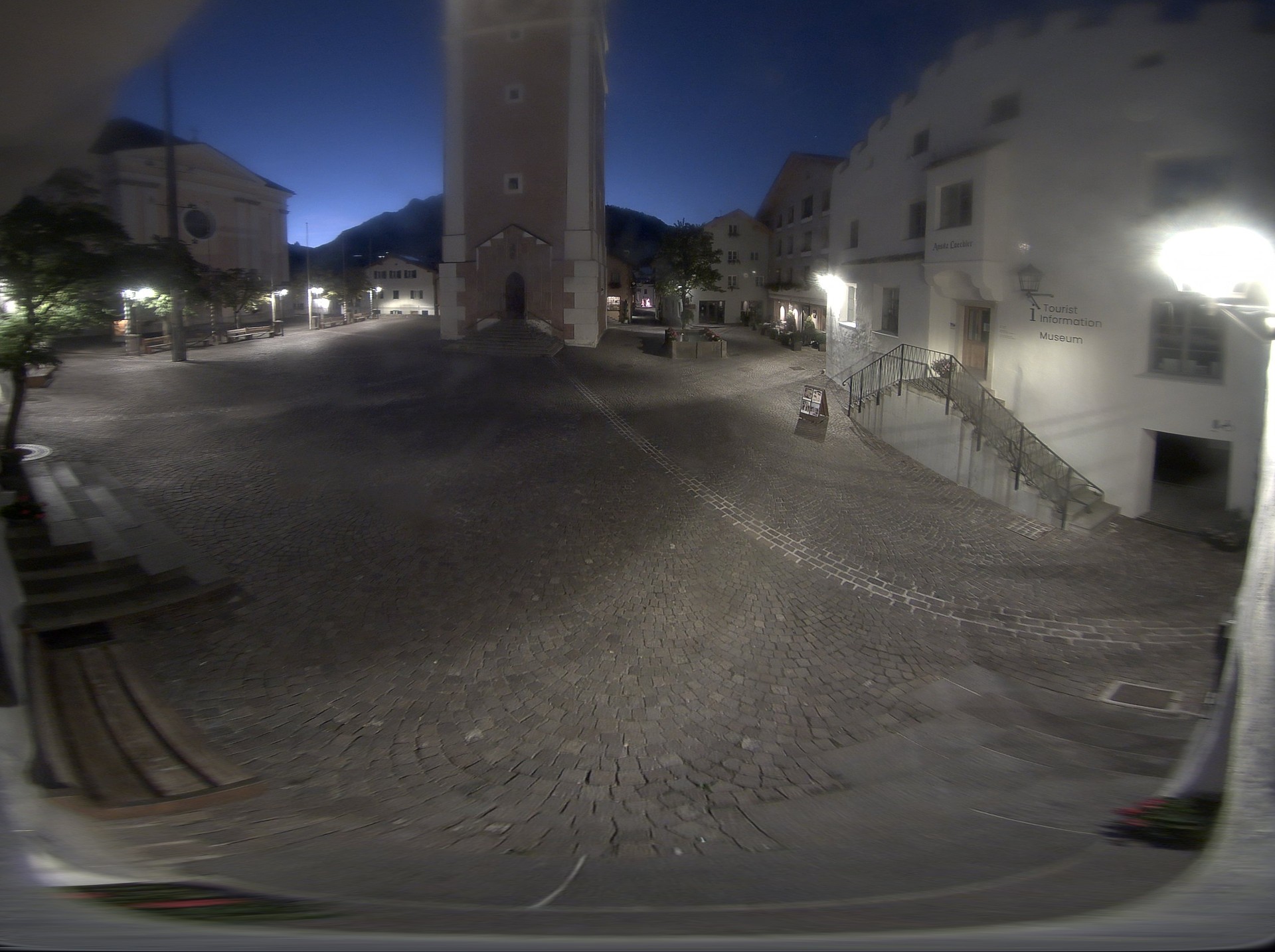 Archiv Foto Webcam Dorfplatz Kastelruth, Südtirol