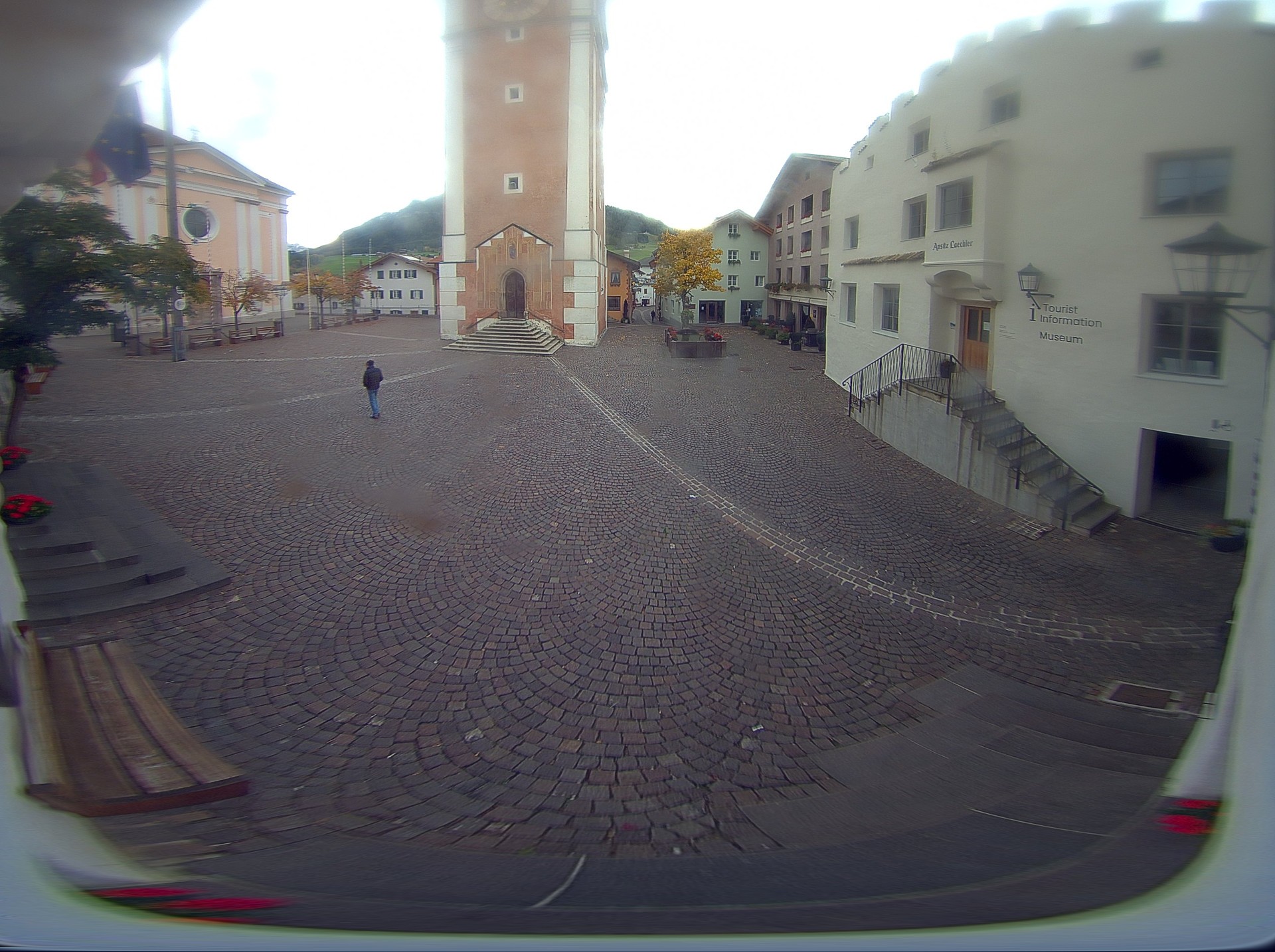 Archiv Foto Webcam Dorfplatz Kastelruth, Südtirol