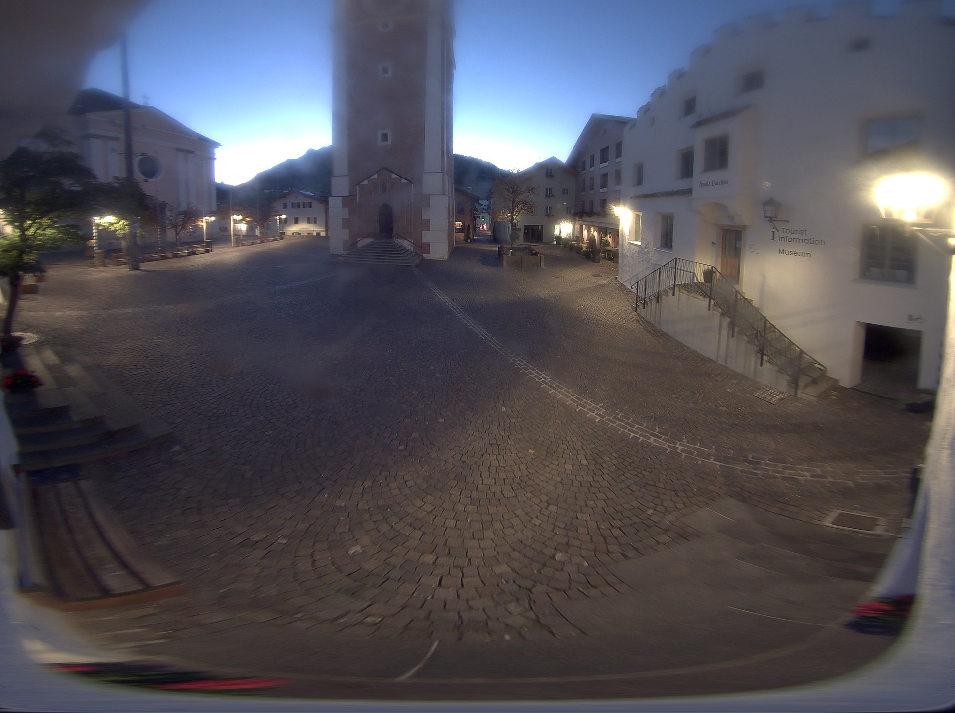 Archiv Foto Webcam Dorfplatz Kastelruth, Südtirol