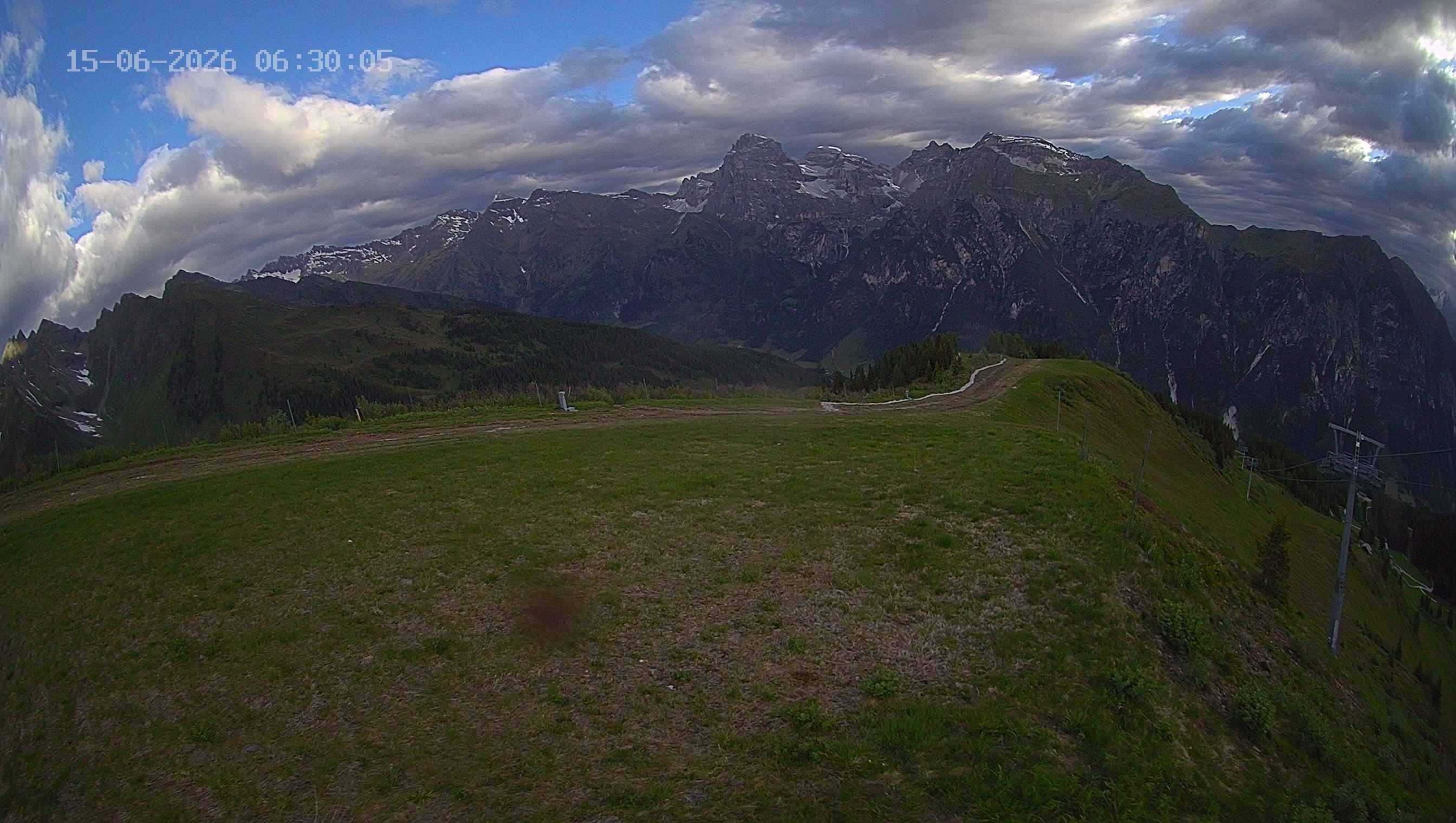 Archiv Foto Webcam Ladurns: Blick von der Bergstation Wastenegg