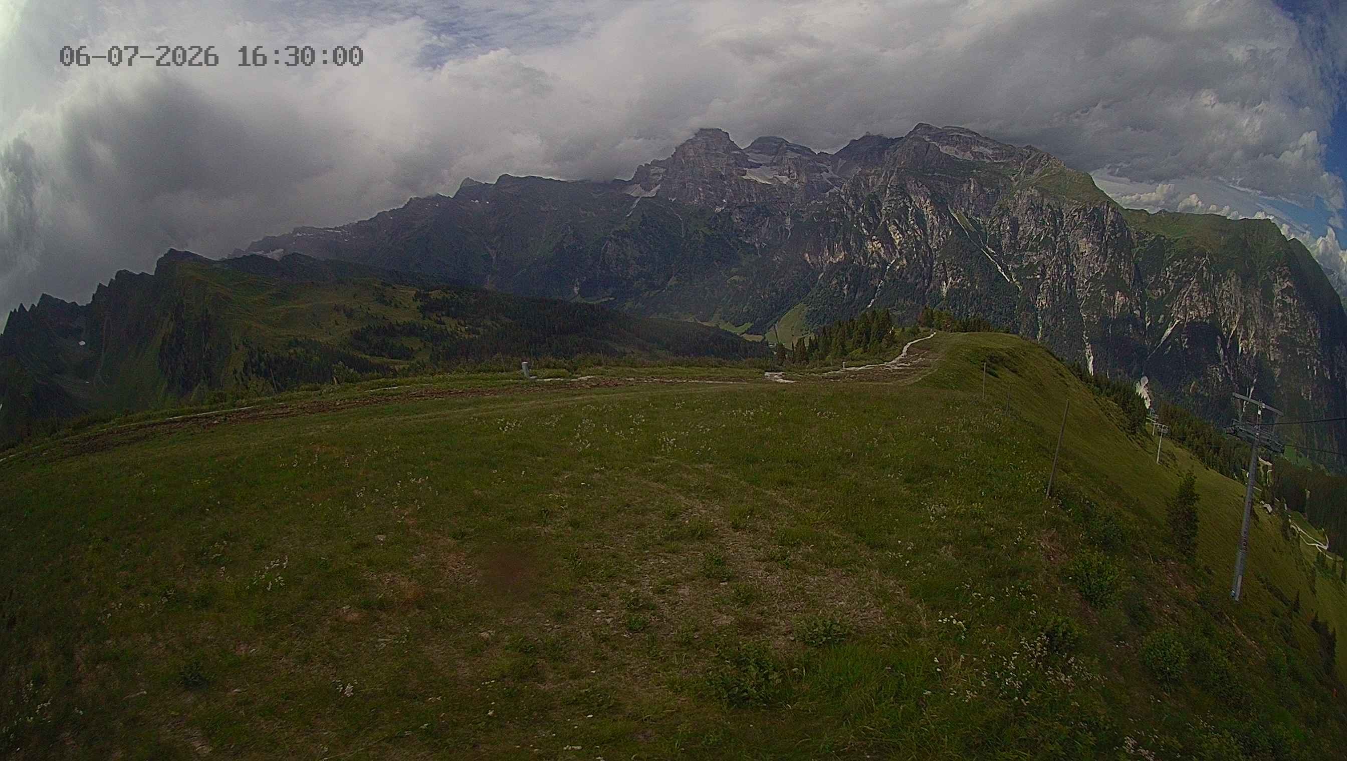 Archiv Foto Webcam Ladurns: Blick von der Bergstation Wastenegg