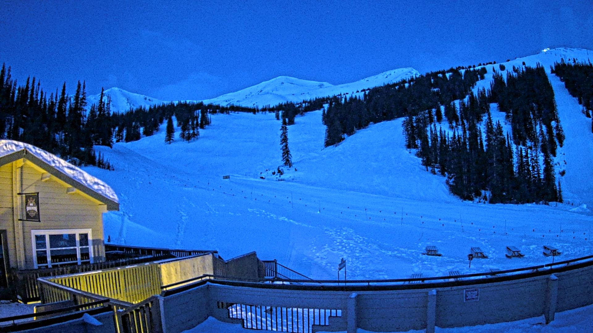 Archived image Webcam Alberta, Marmot Basin Mid Mountain