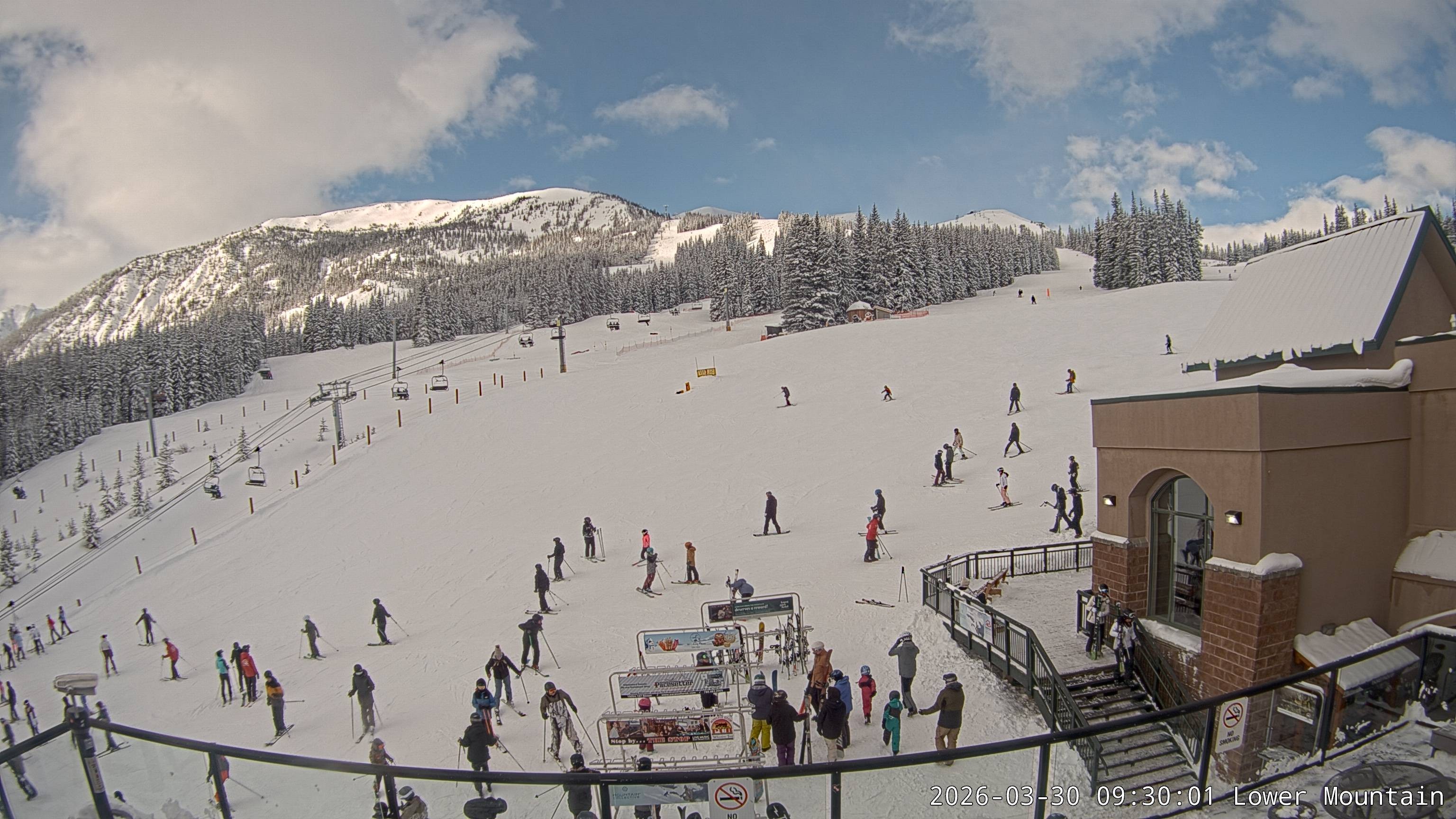 Archived image Webcam base station Marmot Basin, Alberta