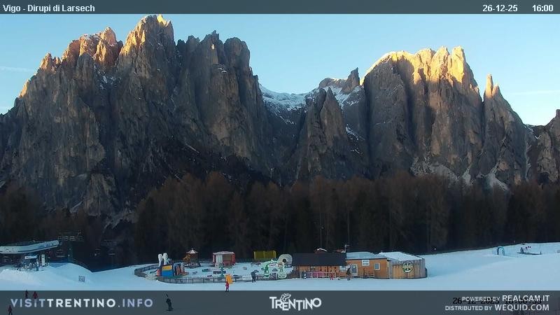 Archiv Foto Webcam Val di Fassa - Dirupi di Larséc