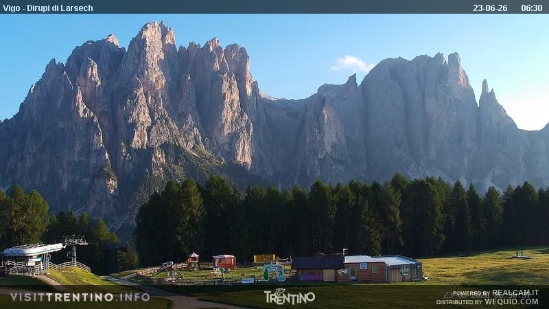 Archiv Foto Webcam Val di Fassa - Dirupi di Larséc