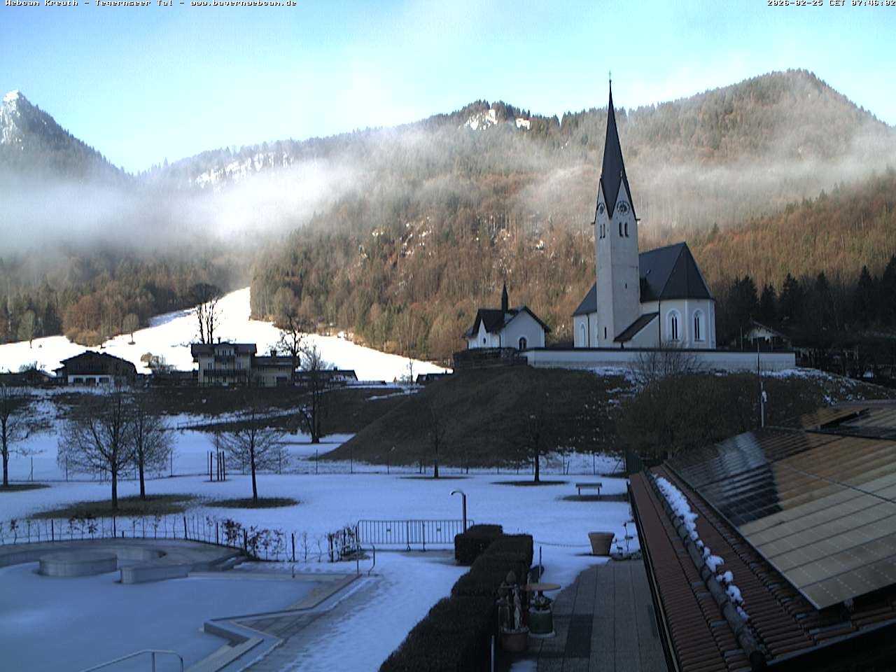 Archiv Foto Webcam Kreuth: Kirche und Freibad