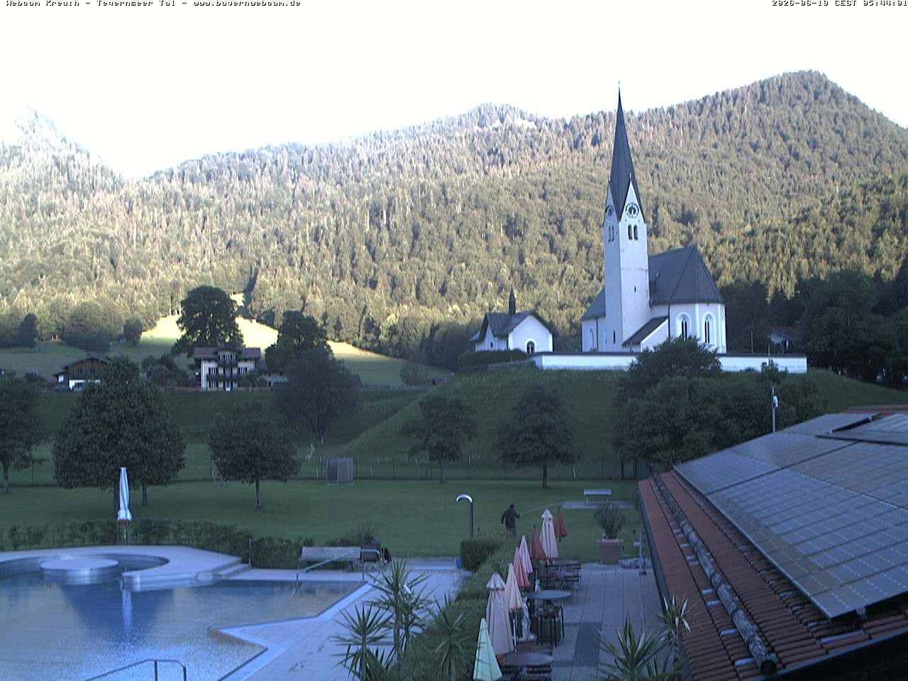 Archiv Foto Webcam Kreuth: Kirche und Freibad