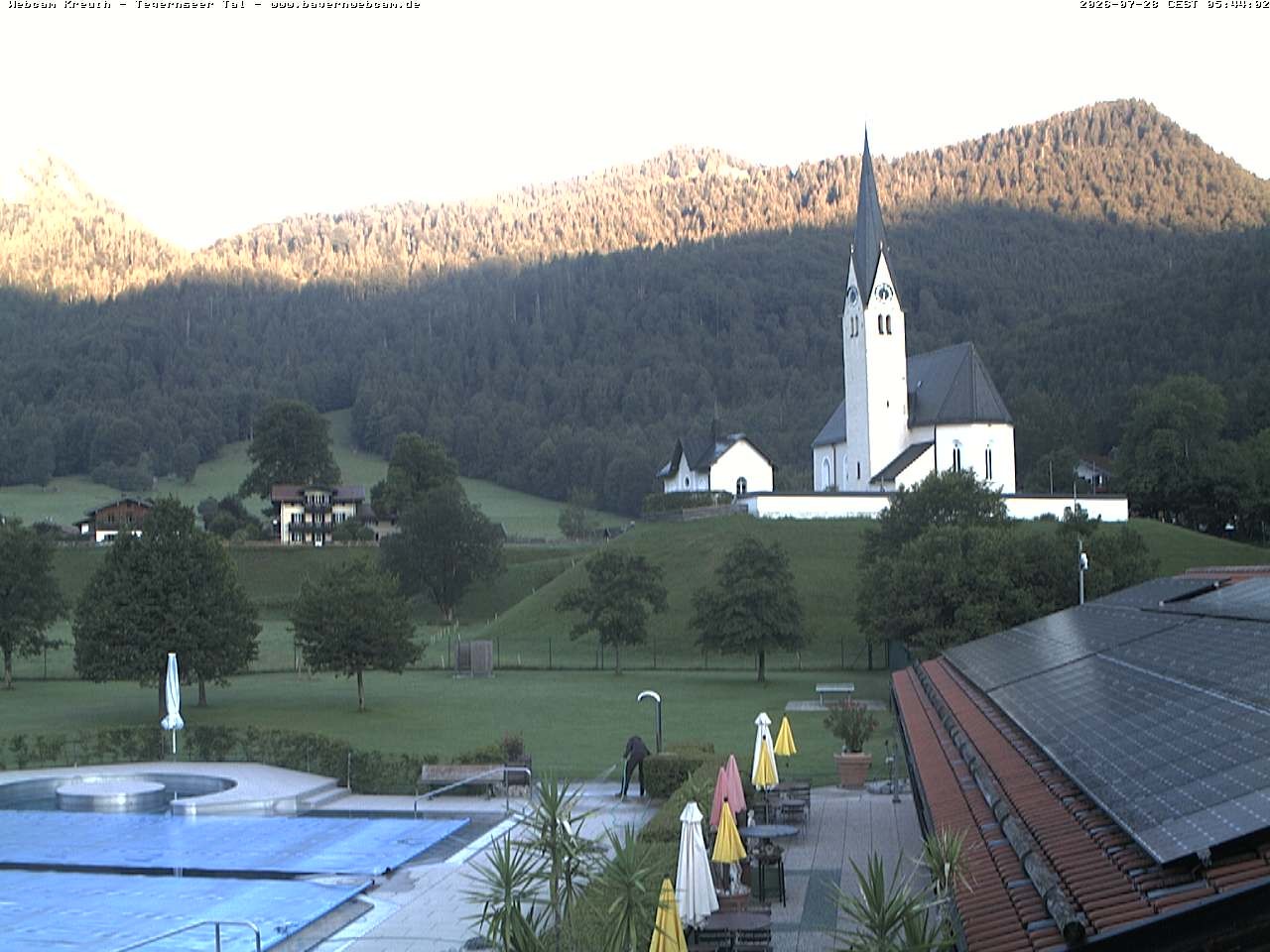 Archiv Foto Webcam Kreuth: Kirche und Freibad