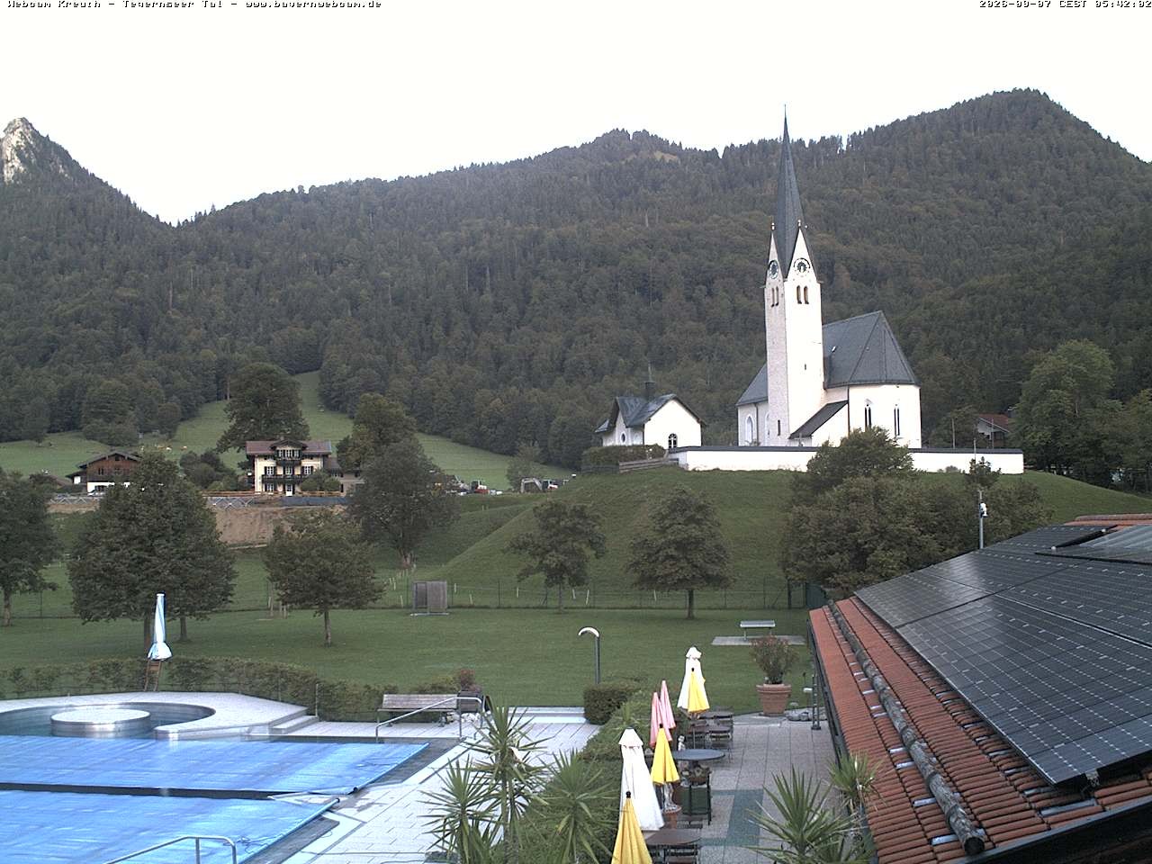 Archiv Foto Webcam Kreuth: Kirche und Freibad