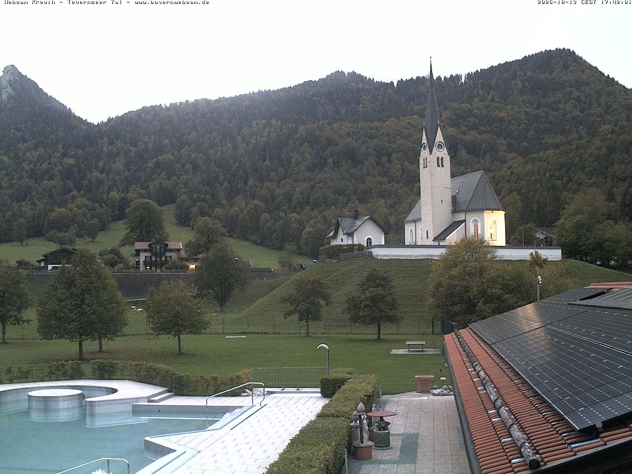 Archiv Foto Webcam Kreuth: Kirche und Freibad