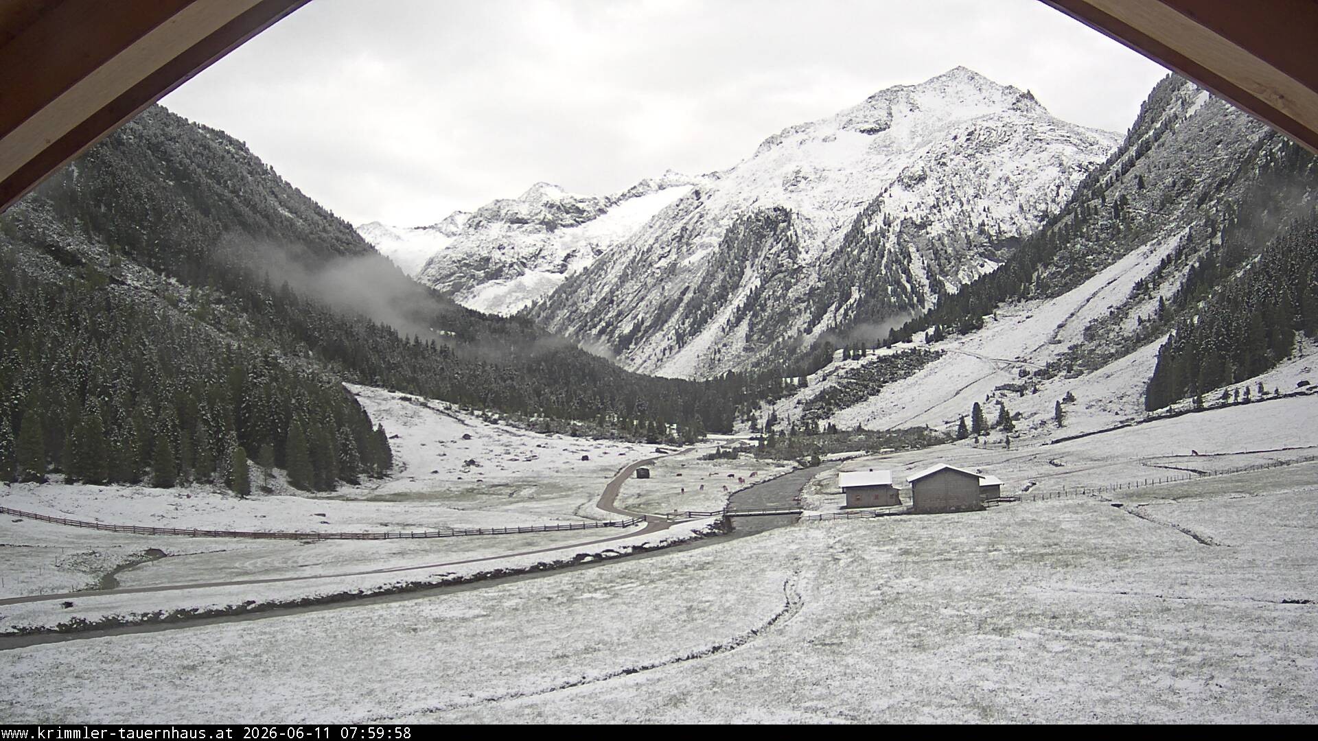Archived image Mountain Hut Krimmler Tauernhaus - Webcam South