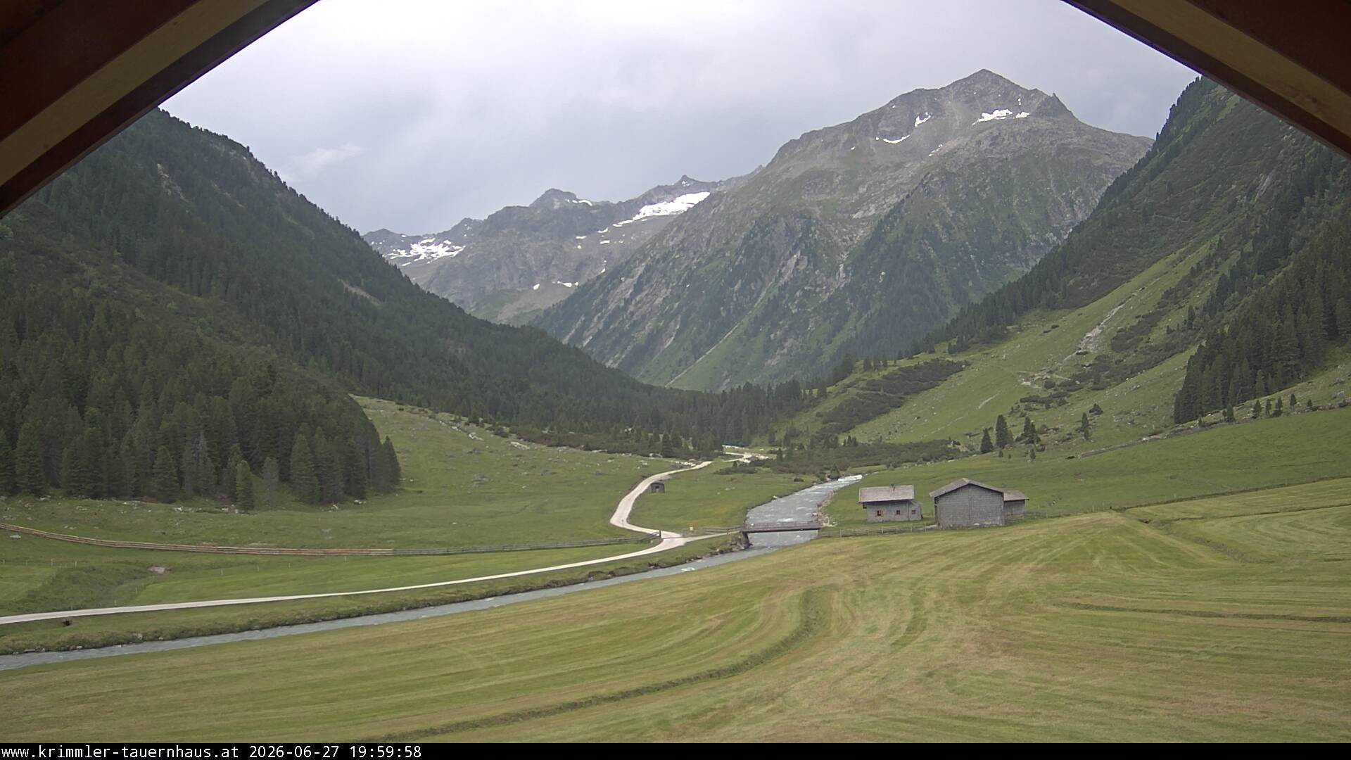 Archived image Mountain Hut Krimmler Tauernhaus - Webcam South