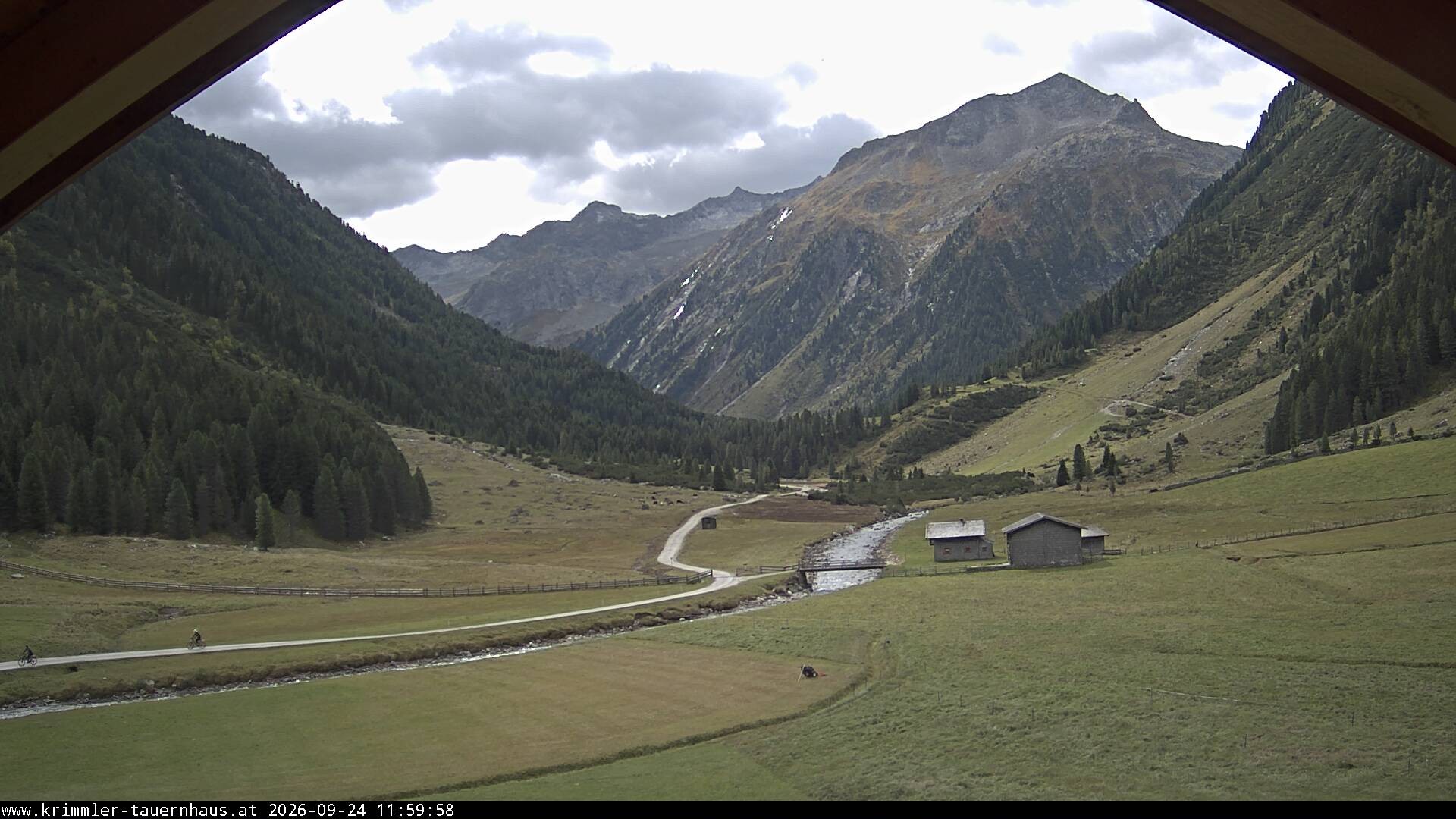 Archived image Mountain Hut Krimmler Tauernhaus - Webcam South